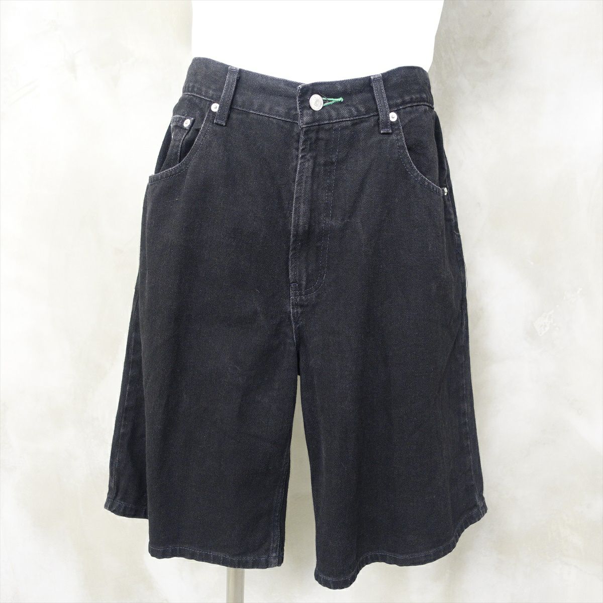 トミーヒルフィガーのショートパンツ