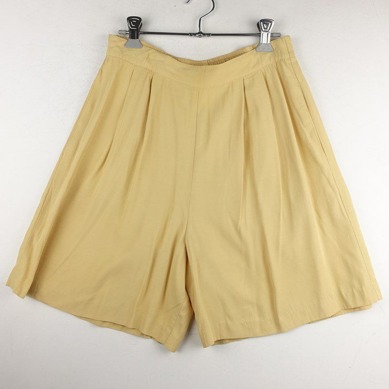 古着のショートパンツ