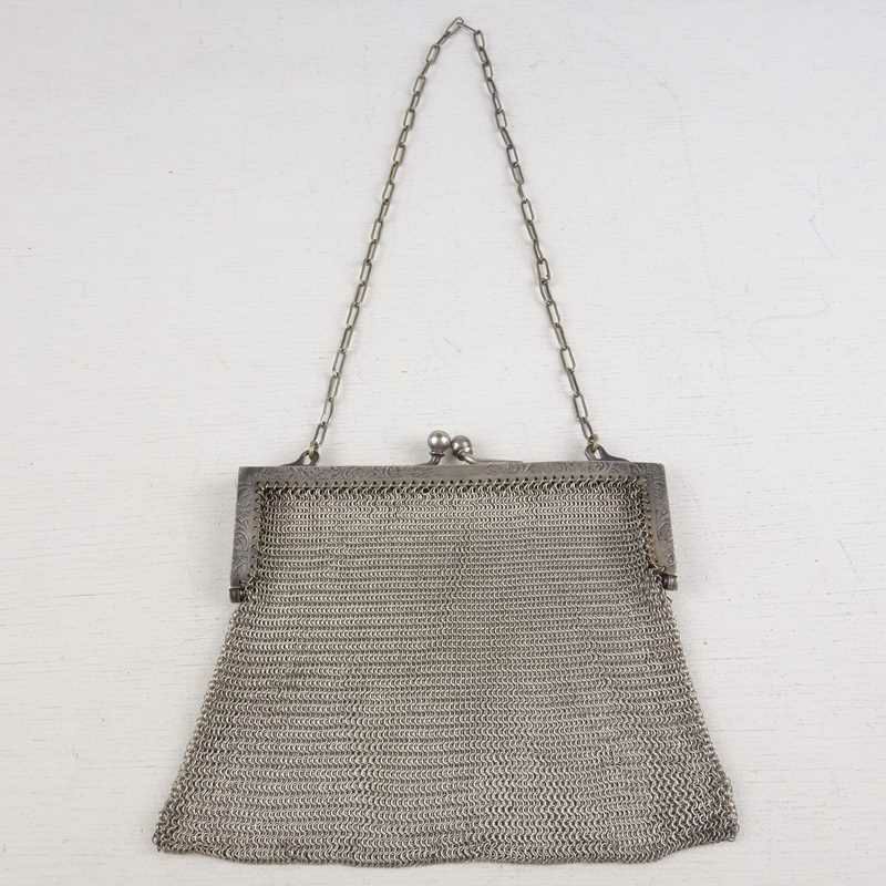 アンティークのがま口型ハンドポーチ