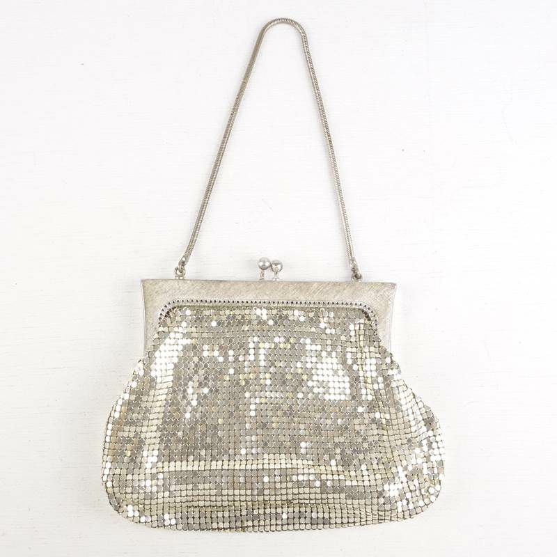 古着のがま口型ハンドポーチ