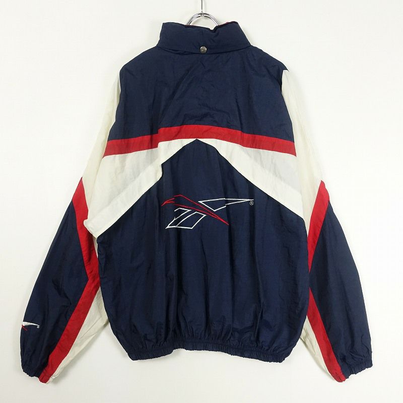 人気のスポーツブランドのウィンドブレーカーです。カラーも多様で春に