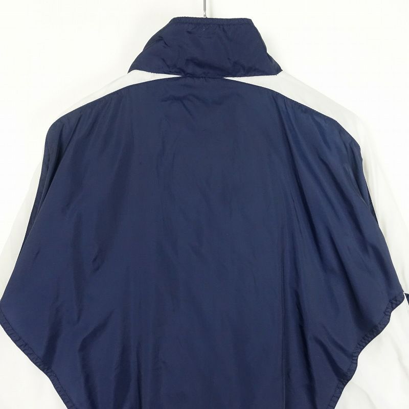 人気のスポーツブランドのウィンドブレーカーです。カラーも多様で春に